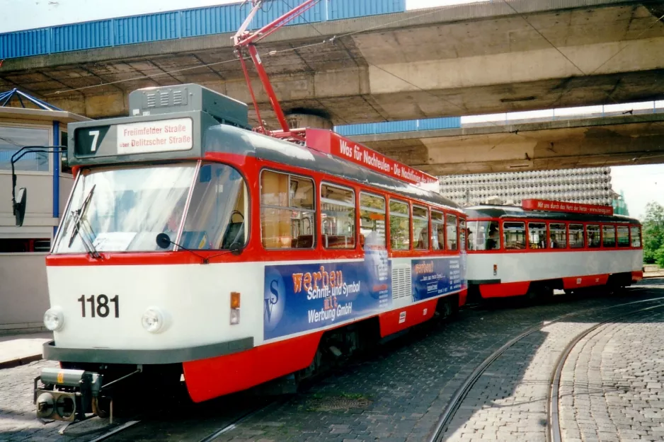 Halle (Saale) Straßenbahnlinie 7 mit Triebwagen 1181 am Riebeckplatz (2001)