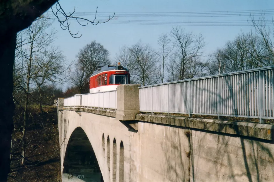 Hannover Aaßenstrecke mit Arbeitswagen 904 durch Kreuzung Zweigkanal nack Hildeheim (2004)