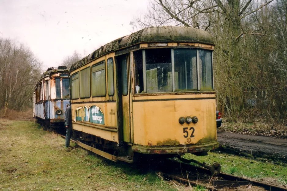 Hannover Beiwagen 52 außerhalb des Museums Hannoversches Straßenbahn-Museum, bereit zum Verschrotten (2004)