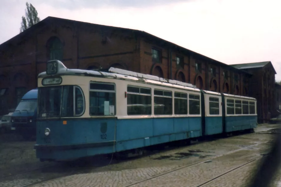 Hannover Gelenkwagen 102 auf dem Eingangsplatz Hannoversches Straßenbahn-Museum (Deutsches Straßenbahn Museum) (1986)