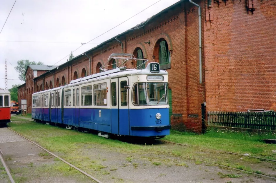 Hannover Gelenkwagen 102 vor Straßenbahn-Museum (2006)