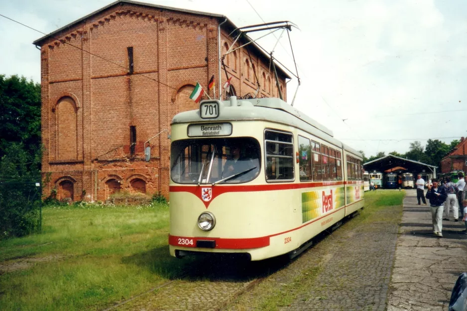 Hannover Gelenkwagen 2304 vor Straßenbahn-Museum (2002)