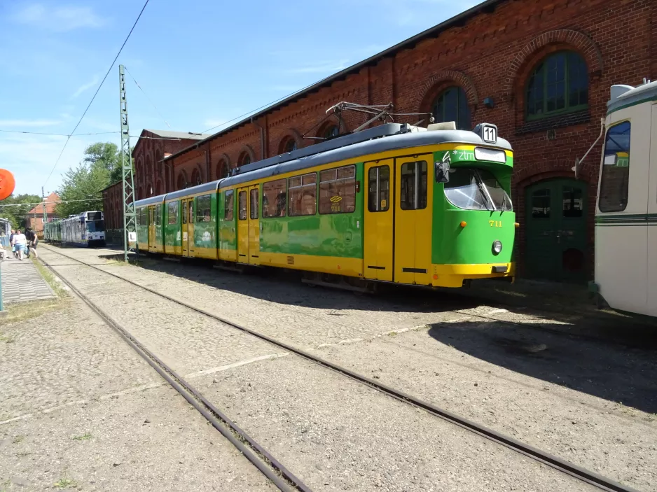 Hannover Gelenkwagen 711 vor Straßenbahn-Museum (2022)