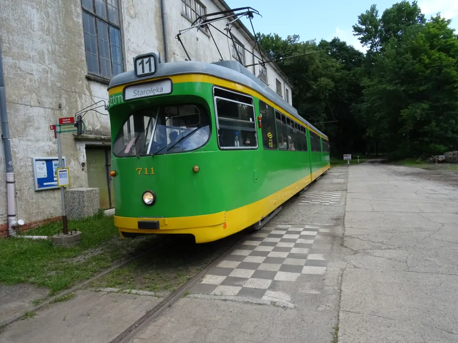 Hannover Hohenfelser Wald mit Gelenkwagen 711 am Omnibushalle (2024)