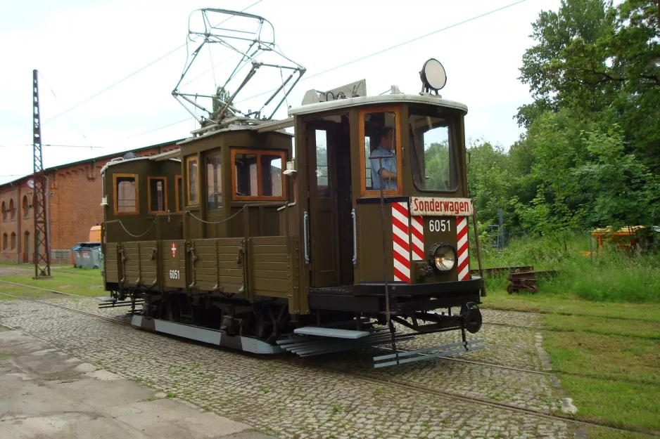 Hannover Hohenfelser Wald mit Schleifwagen 6051 vor Straßenbahn-Museum (2010)