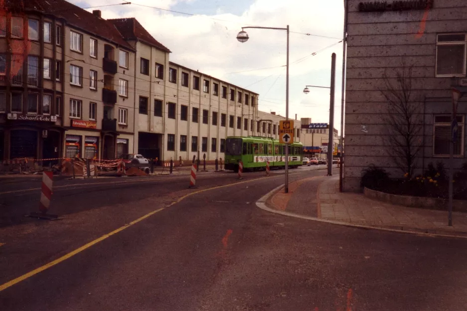 Hannover Straßenbahnlinie 1 auf Hildesheimer Straße, nach Süden gesehen (1990)