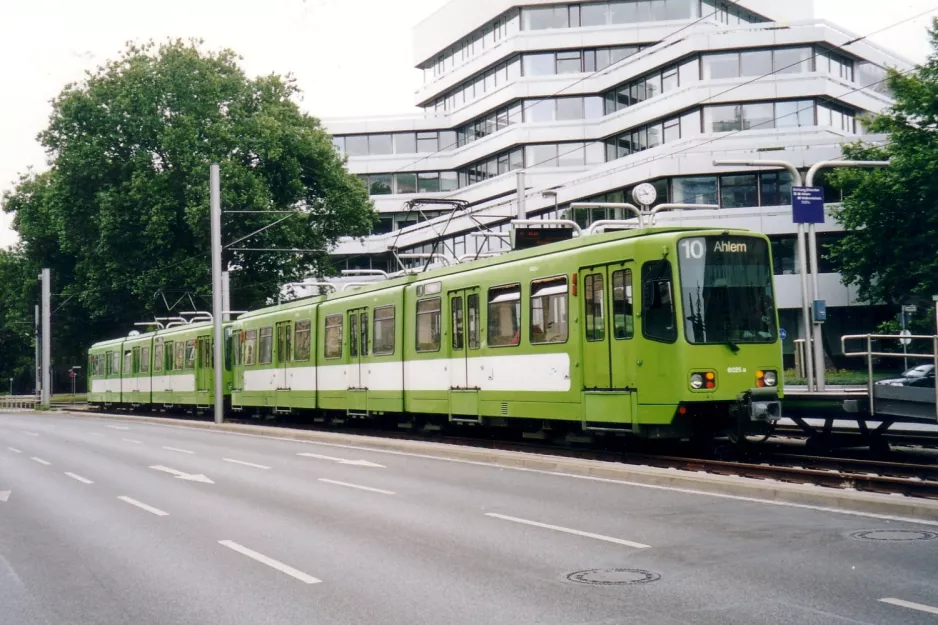 Hannover Straßenbahnlinie 10 mit Gelenkwagen 6025 am Aegientorplatz (2003)