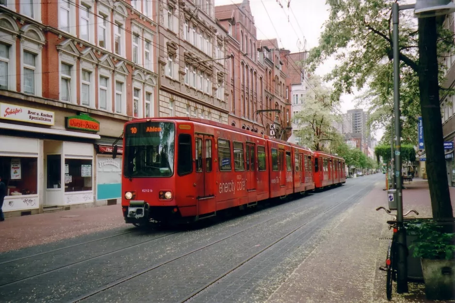 Hannover Straßenbahnlinie 10 mit Gelenkwagen 6212 am Leinaustraße (2006)