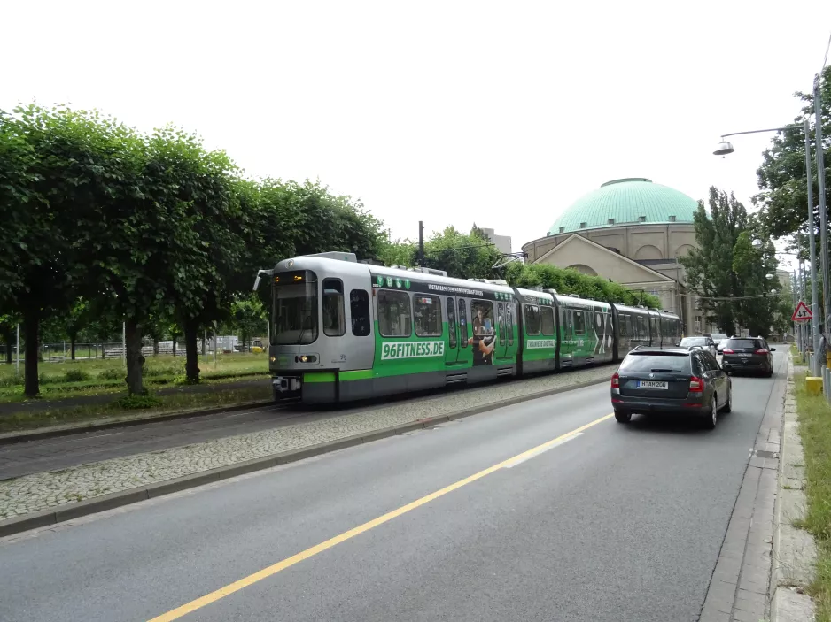 Hannover Straßenbahnlinie 11 mit Gelenkwagen 2550 am Congress Centrum (2020)