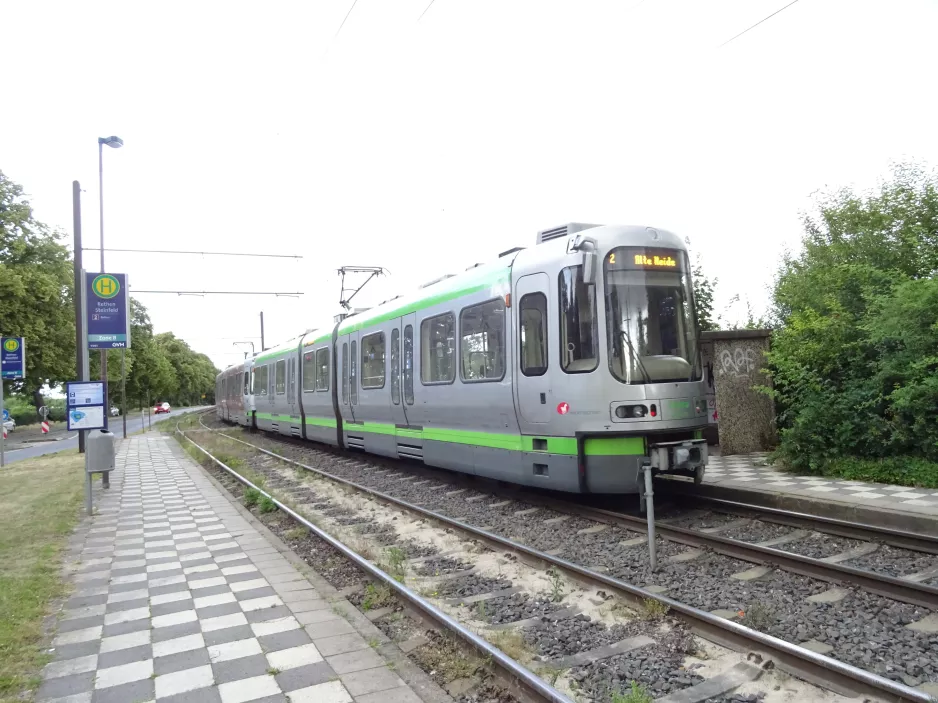 Hannover Straßenbahnlinie 2 mit Gelenkwagen 2576 am Rethen Steinfeld (2020)