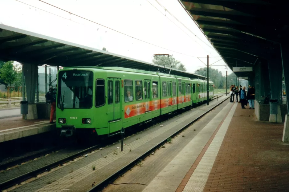 Hannover Straßenbahnlinie 4 mit Gelenkwagen 6142 am Marienwerden/Wissenschaftspark (1998)