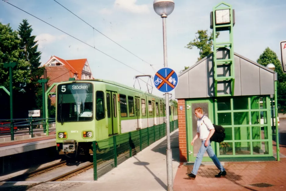 Hannover Straßenbahnlinie 5 mit Gelenkwagen 6047 am Anderten (2002)