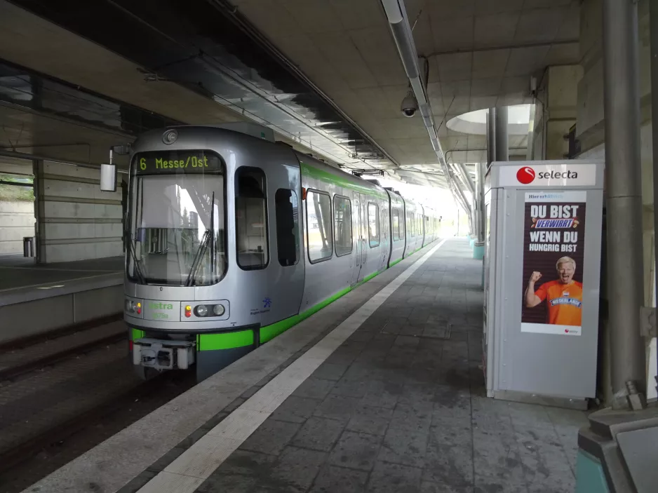 Hannover Straßenbahnlinie 6 mit Gelenkwagen 2579 am Messe/Ost (EXPO-Plaza) (2018)