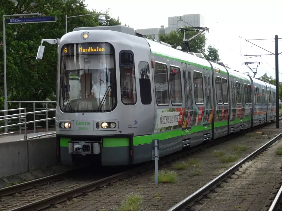 Hannover Straßenbahnlinie 6 mit Gelenkwagen 2593 am Kerstingstraße (2020)
