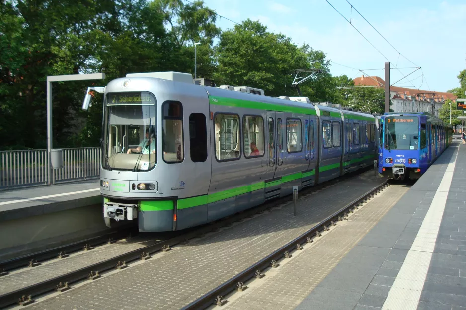 Hannover Straßenbahnlinie 7 mit Gelenkwagen 2548 am Wallensteinstraße (2014)
