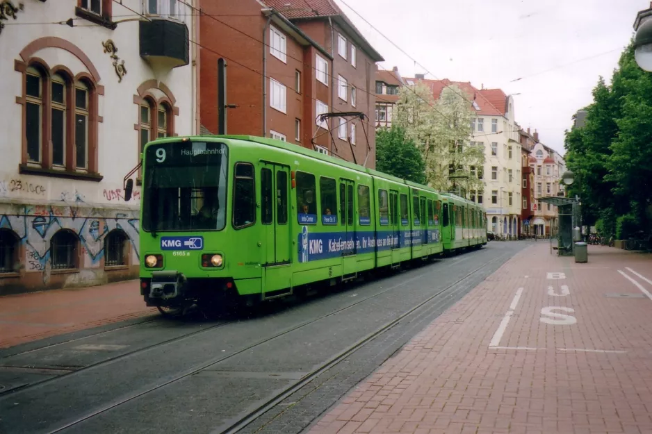 Hannover Straßenbahnlinie 9 mit Gelenkwagen 6165 am Nieschlagsstraße (2006)