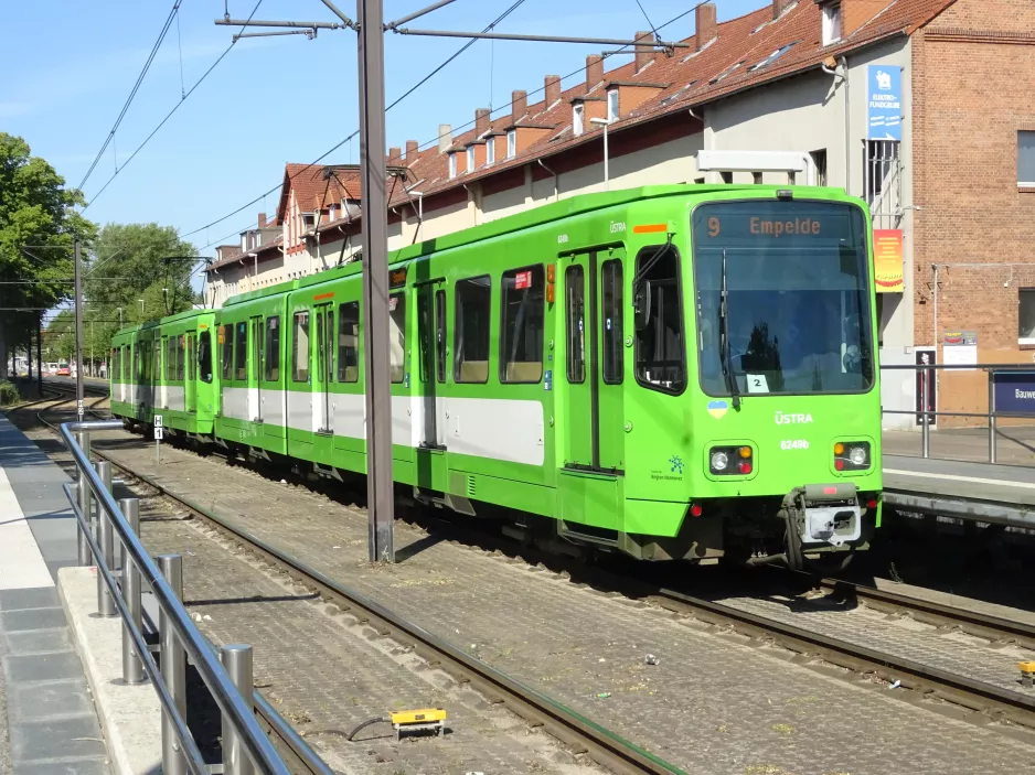 Hannover Straßenbahnlinie 9 mit Gelenkwagen 6249 am Bauweg (2022)