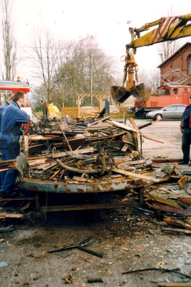 Hannover Triebwagen 2 vor Straßenbahn-Museum  verschrottet (2004)