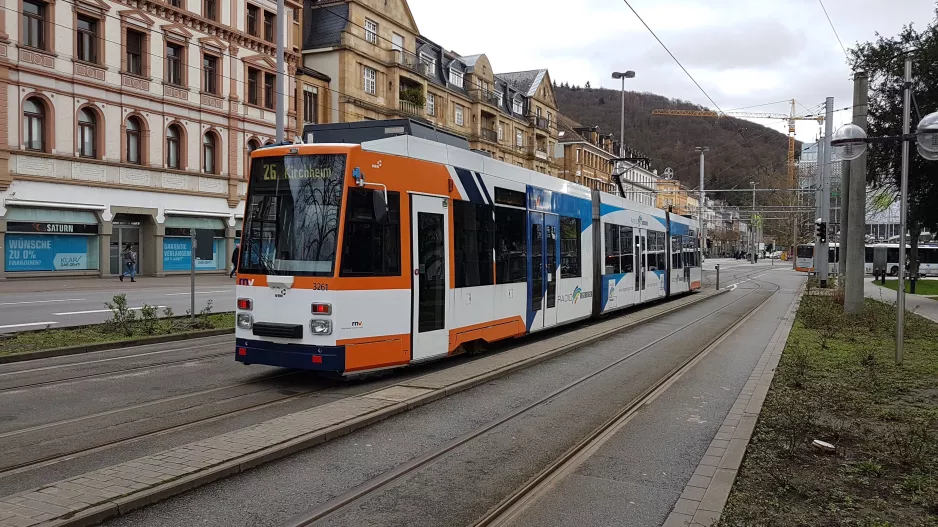 Heidelberg Straßenbahnlinie 26 mit Gelenkwagen 3261 am Bismarckplatz (2019)