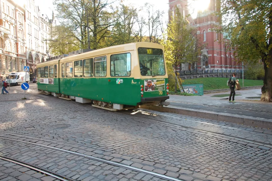 Helsinki Straßenbahnlinie 10 mit Gelenkwagen 70, die Rückseite Johanneksenpuisto / Johanneksenkirkko (2011)