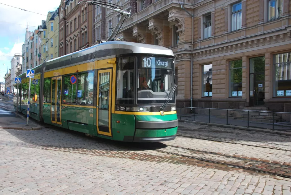 Helsinki Straßenbahnlinie 10 mit Niederflurgelenkwagen 416nah Kolmikulma (2019)