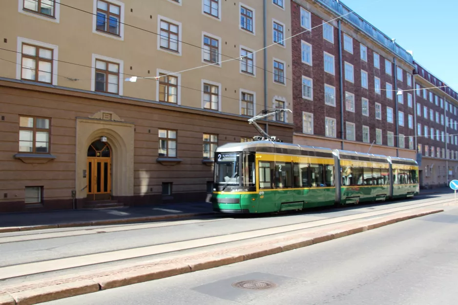 Helsinki Straßenbahnlinie 2 mit Niederflurgelenkwagen 437 am Hanken/Arkadiankatu (2018)