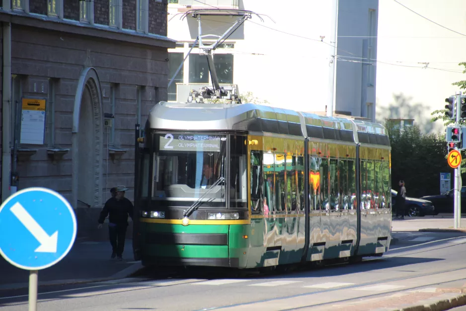 Helsinki Straßenbahnlinie 2 mit Niederflurgelenkwagen 437, die Vorderseite Hanken / Arkadiankatu (2018)