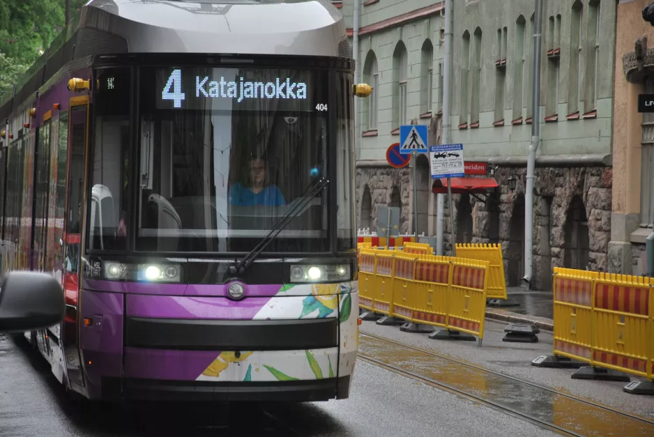 Helsinki Straßenbahnlinie 4 mit Niederflurgelenkwagen 404 auf Aleksanterinkatu/Alexandersgatan (2019)