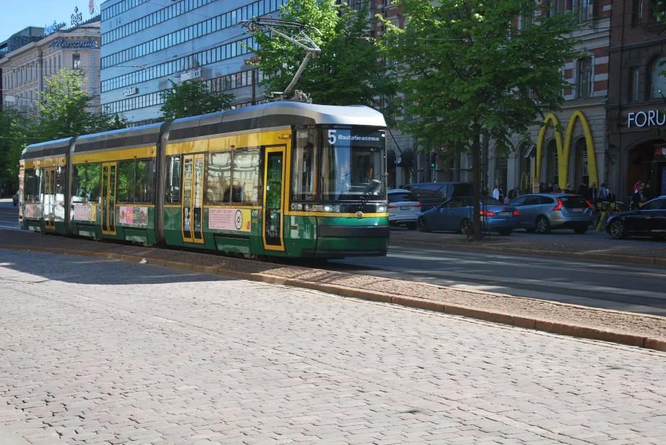 Helsinki Zusätzliche Linie 5 mit Niederflurgelenkwagen 443 auf Mannerheimvägen/Mannerheiminte (2019)