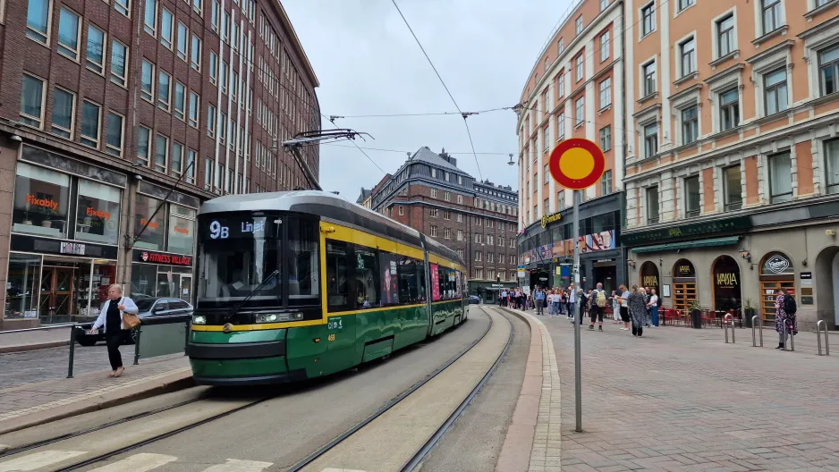 Helsinki Zusätzliche Linie 9B mit Niederflurgelenkwagen 469 am Kaisaniemenkatu / Kajsaniemigatan (2024)