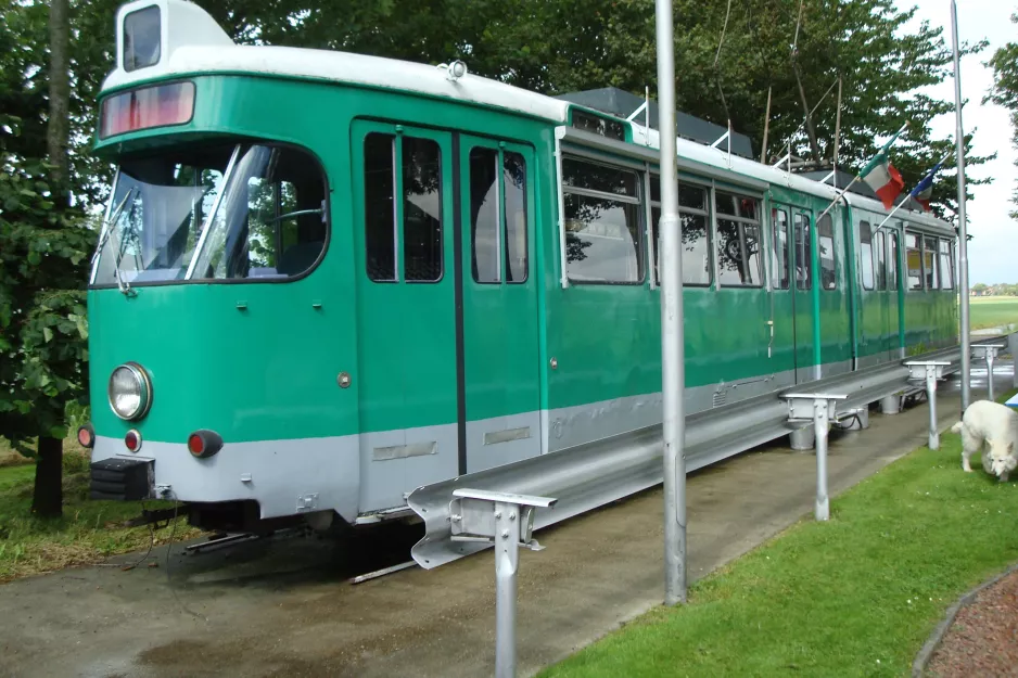 Hoogwoud Gelenkwagen 303 auf der Seitenbahn bei Hotellet Controversy Tram Inn (2014)