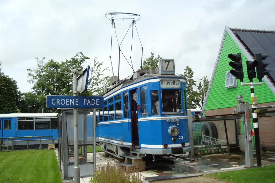 Hoogwoud Triebwagen 212 auf der Seitenbahn bei Groene Pade, Hotellet Controversy Tram Inn (2014)