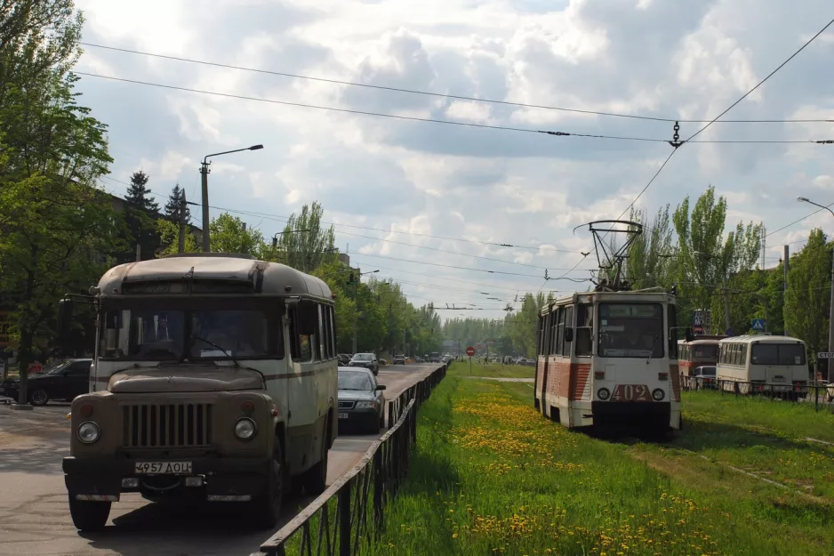 Horliwka Straßenbahnlinie 1 mit Triebwagen 402 auf Prospekt Lenina (2011)