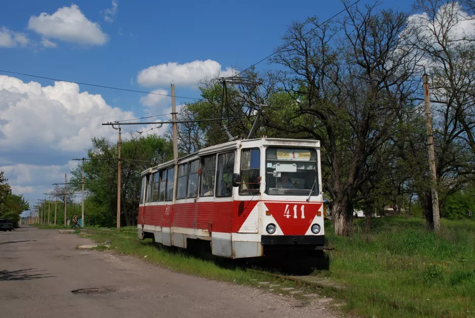 Horliwka Straßenbahnlinie 1 mit Triebwagen 411 auf Orlovska Ulitsa (Orlovs'ka St) (2011)
