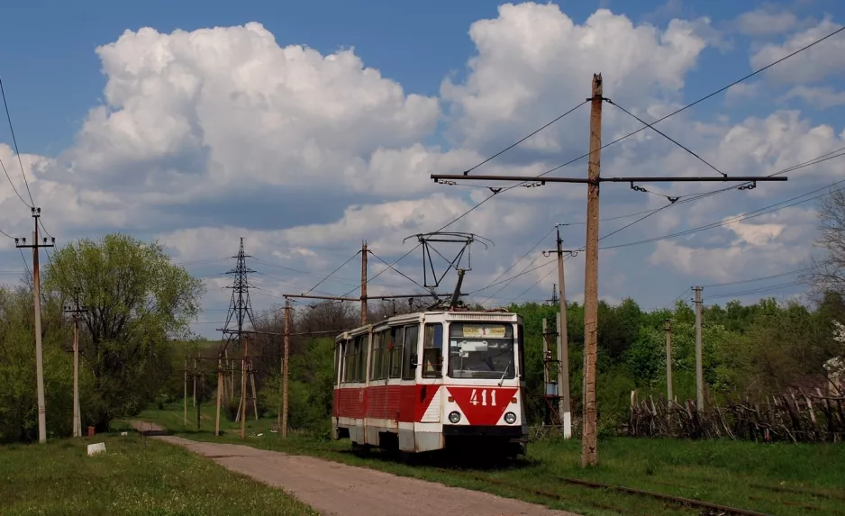 Horliwka Straßenbahnlinie 1 mit Triebwagen 411 auf Radhospna Ulitsa (2011)