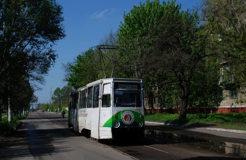 Horliwka Straßenbahnlinie 7 mit Triebwagen 417 auf Zhovtneva Ulitsa (2011)