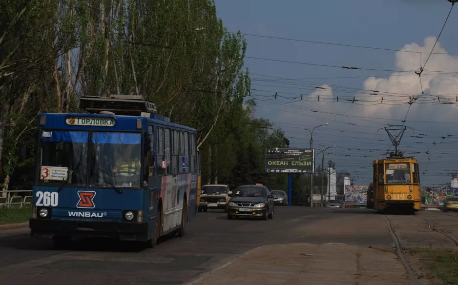 Horliwka Straßenbahnlinie 8 mit Triebwagen 412 auf Prospekt Lenina (Lenina Ave) (2011)