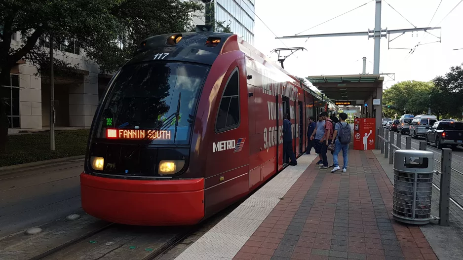 Houston Straßenbahnlinie Rot mit Niederflurgelenkwagen 117 am Dryden/TMC (2018)
