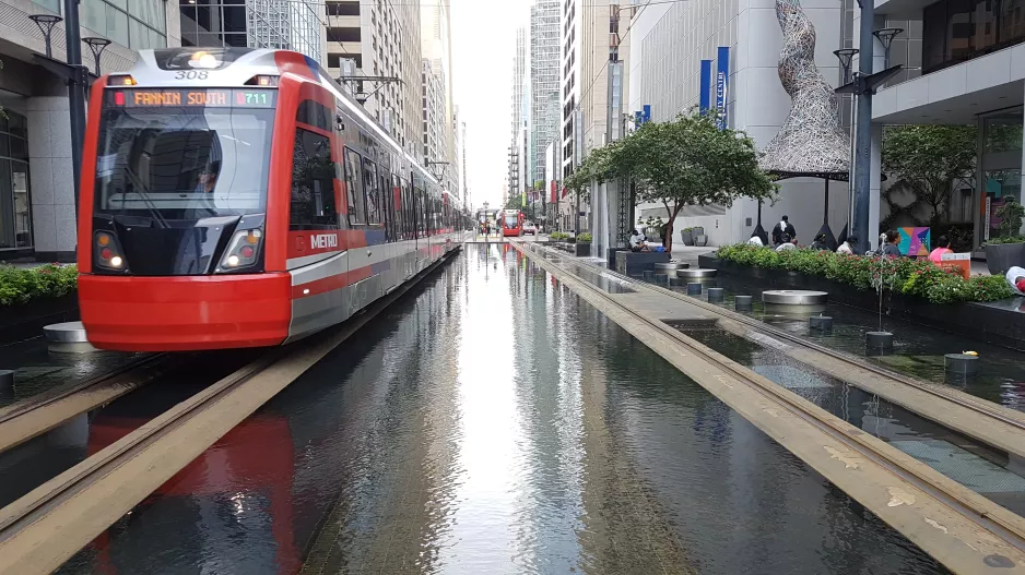 Houston Straßenbahnlinie Rot mit Niederflurgelenkwagen 308 auf Main Street (2018)