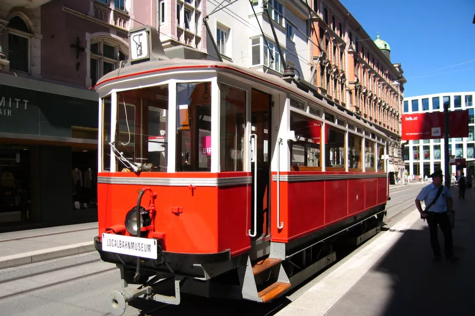 Innsbruck Museumszubringer mit Triebwagen 1, die Rückseite Anichstr. / Rathausgalerien (2010)