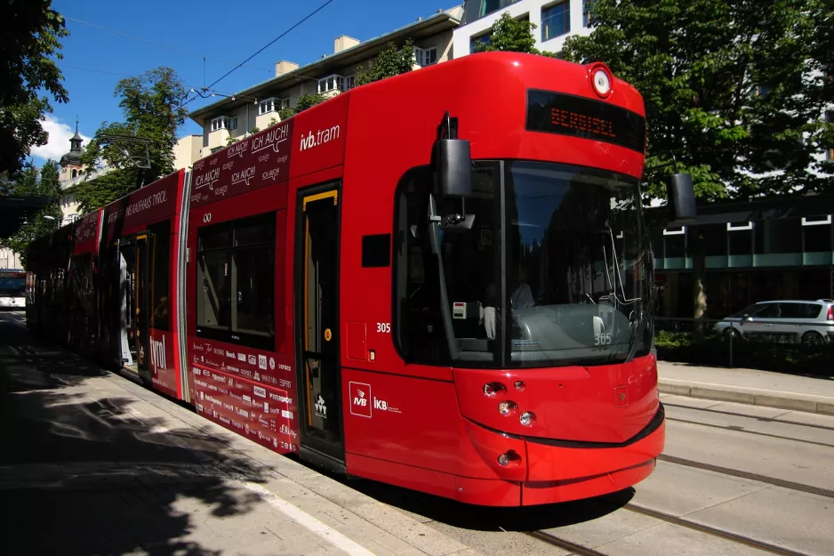 Innsbruck Straßenbahnlinie 1 mit Niederflurgelenkwagen 305 am Marktplatz (2010)