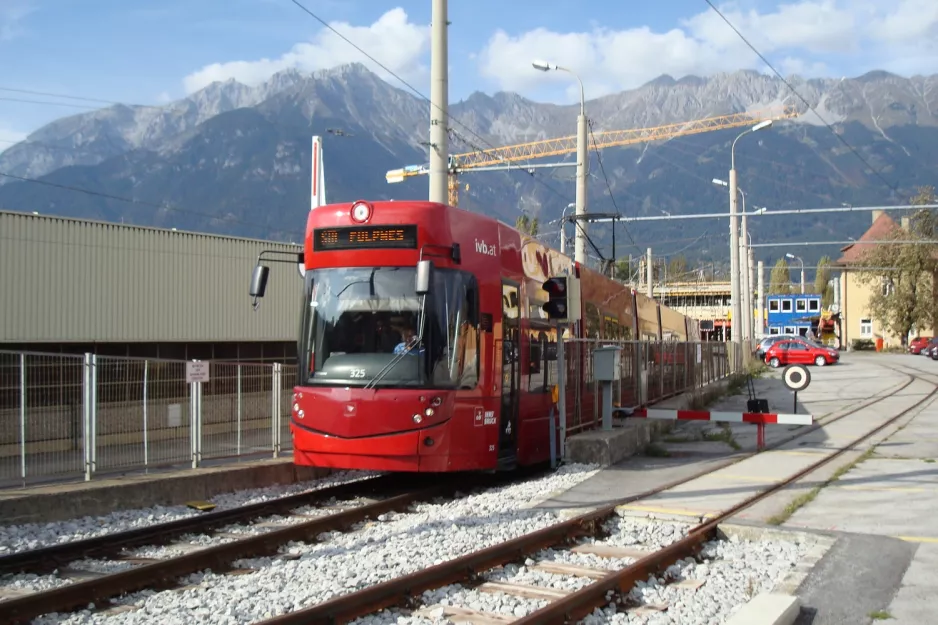 Innsbruck Stubaitalbahn (STB) mit Niederflurgelenkwagen 325 nahe bei IVB-Betriebsbahnhof (2012)