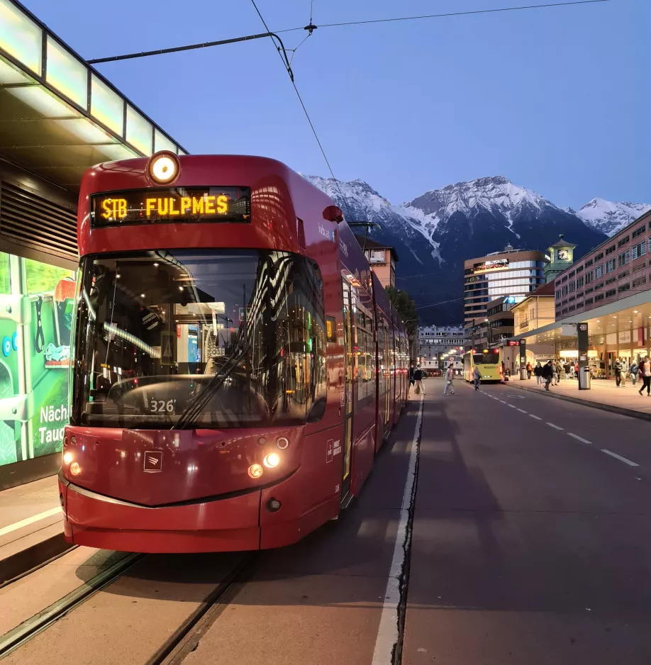 Innsbruck Stubaitalbahn (STB) mit Niederflurgelenkwagen 326 am Hauptbahnhof, Südtiroler Platz (2020)