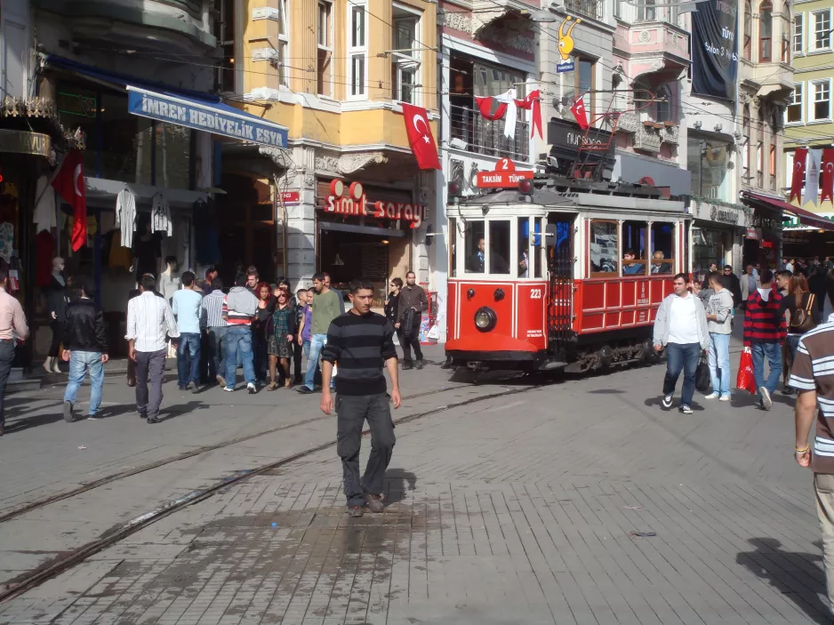 Istanbul Nostalgilinje T2 mit Triebwagen 223 auf İstiklal Cd (2008)