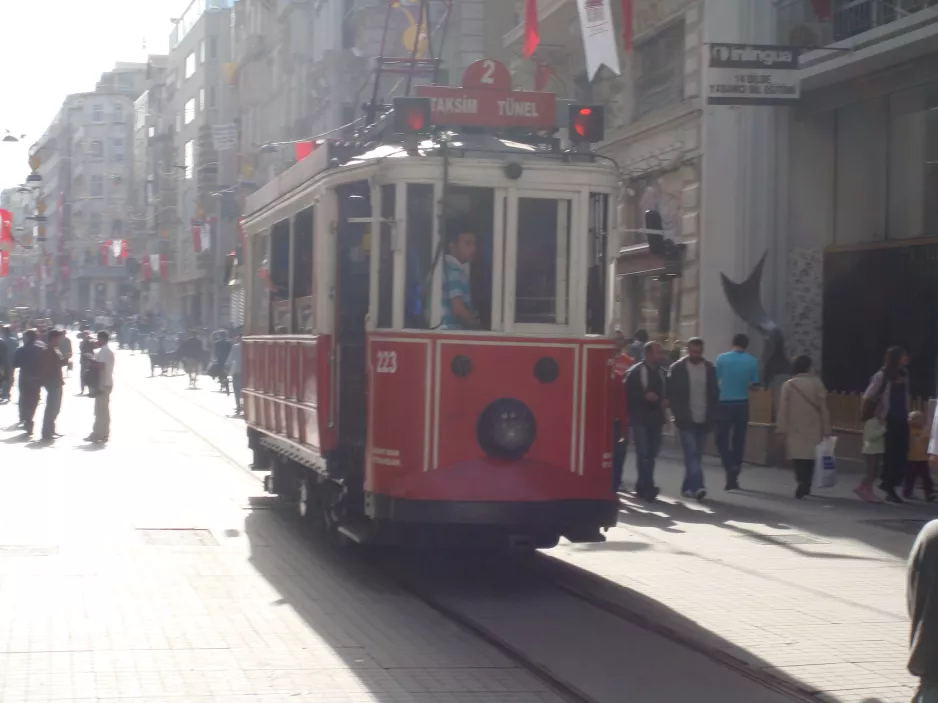 Istanbul Nostalgilinje T2 mit Triebwagen 223, die Rückseite İstiklal Cd (2008)