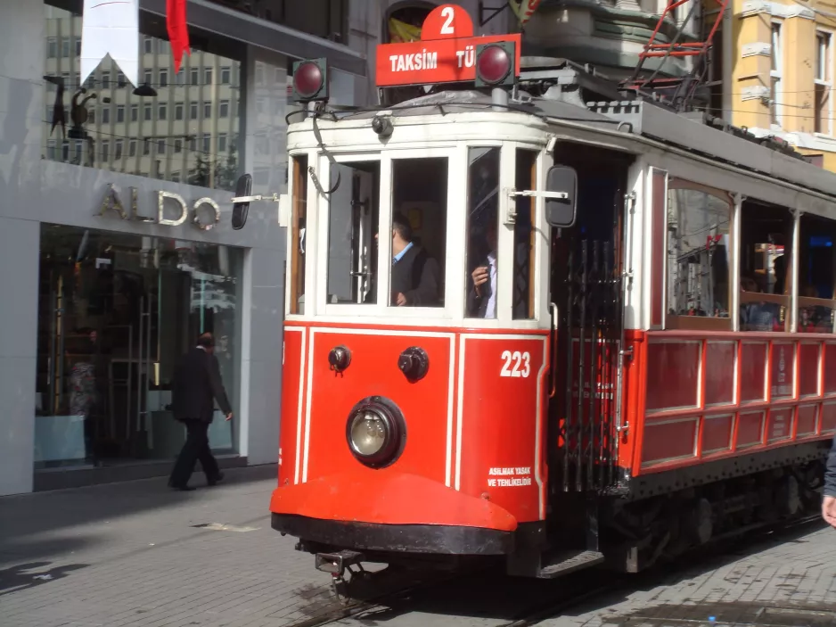 Istanbul Nostalgilinje T2 mit Triebwagen 223, die Vorderseite İstiklal Cd (2008)