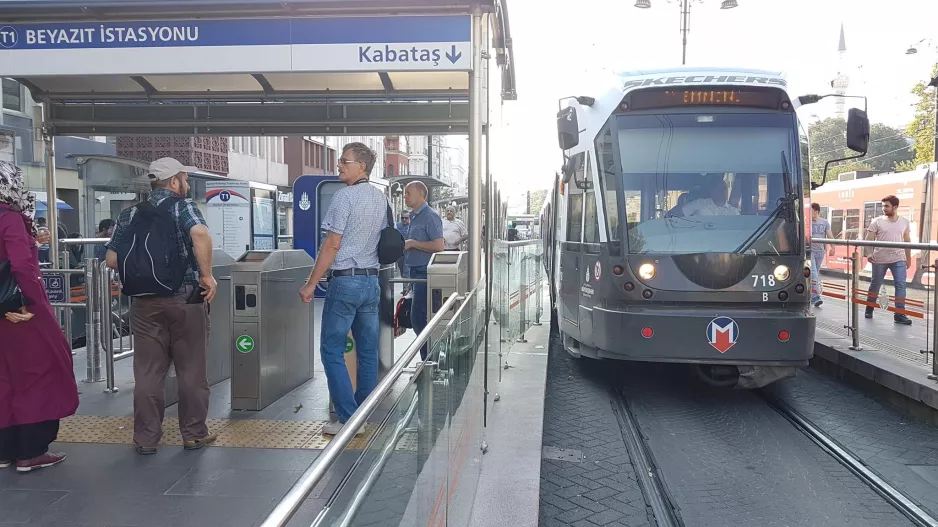 Istanbul Regionallinie T1 mit Niederflurgelenkwagen 718 am Beyazit (2017)