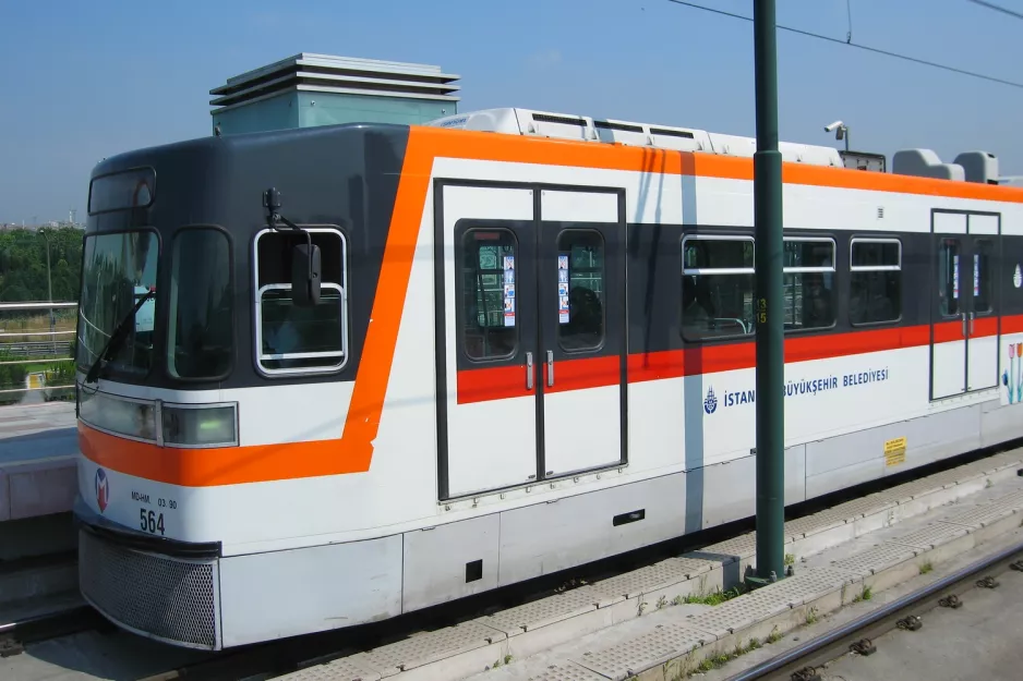 Istanbul Regionallinie T4 mit Gelenkwagen 564 am Vatan (2011)