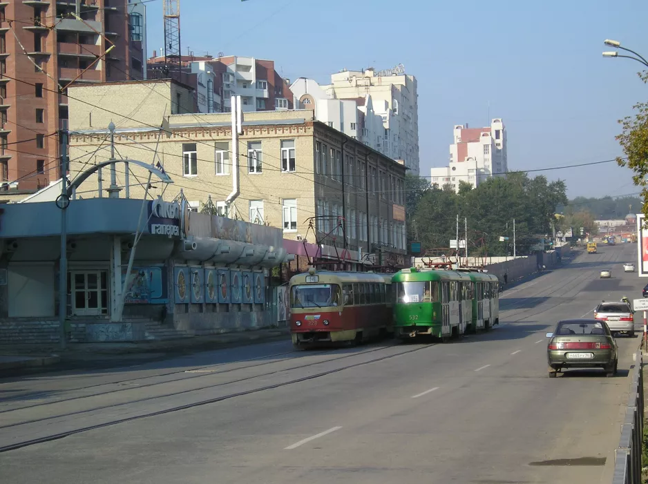 Jekaterinburg Straßenbahnlinie 14 mit Triebwagen 328 auf ulitsa 8 Marta (2009)