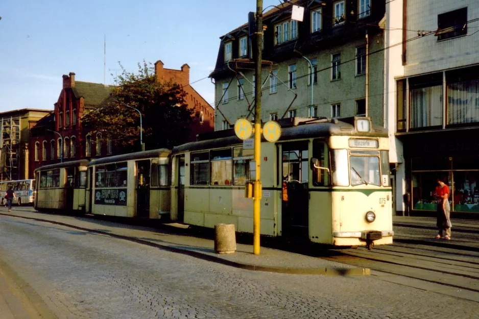 Jena Straßenbahnlinie 1 mit Triebwagen 075 am Stadtzentrum Löbdergraben (1990)